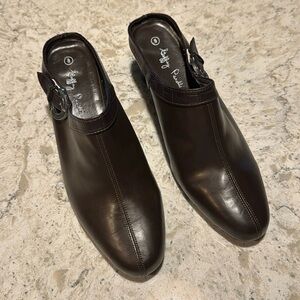 NEW~GOFFREY PENNELI~BROWN MULES~SILVER & BLACK BUCKLE~2 1/4” HEEL~VERY NICE~BR